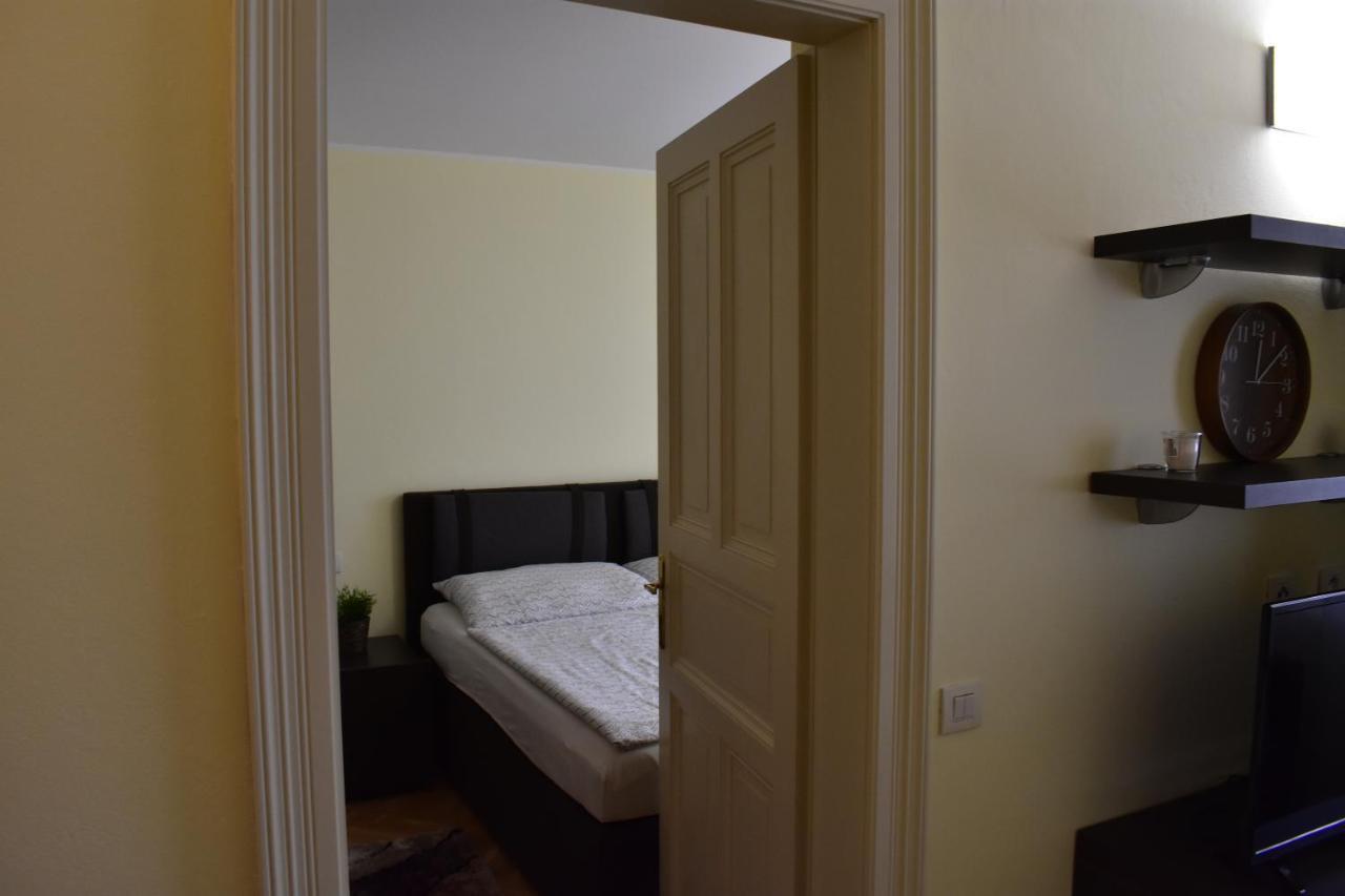 Apartment Vikroria - Hálkova 5 Praga Exterior foto