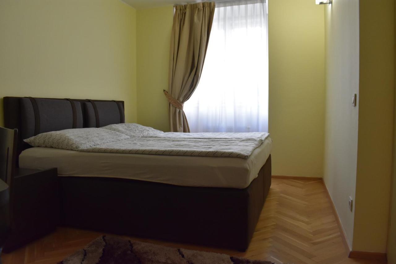 Apartment Vikroria - Hálkova 5 Praga Exterior foto